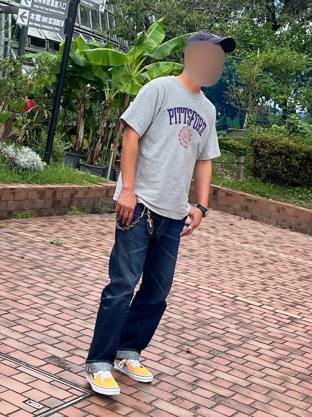 グレー系のTシャツ/カットソー、ブルー系のデニムパンツ、イエロー系のスニーカーを着用したメンズの秋コーディネートの2枚目の写真