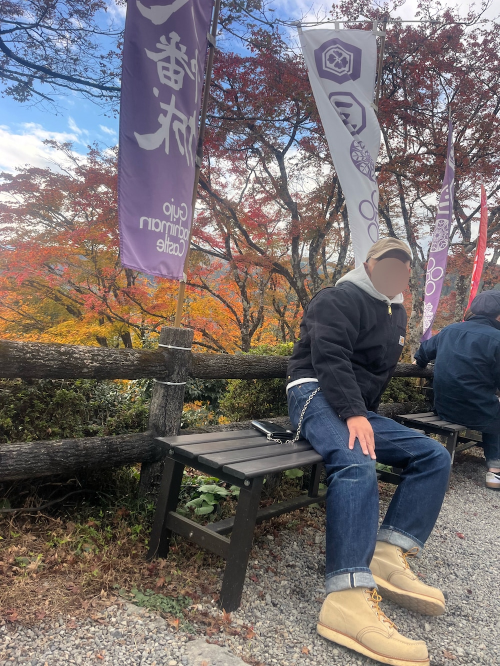 ブラック系のジャケット/アウター、ブルー系のデニムパンツ、ベージュ系のブーツを着用したメンズの秋コーディネートの2枚目の写真