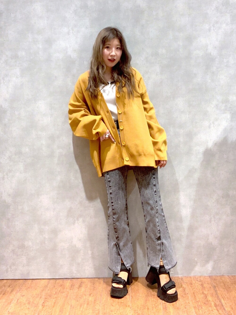 ブラック系のサンダル、ブラック系のデニムパンツ、ブラック系のトップスを着用したレディースの春コーディネートの2枚目の写真