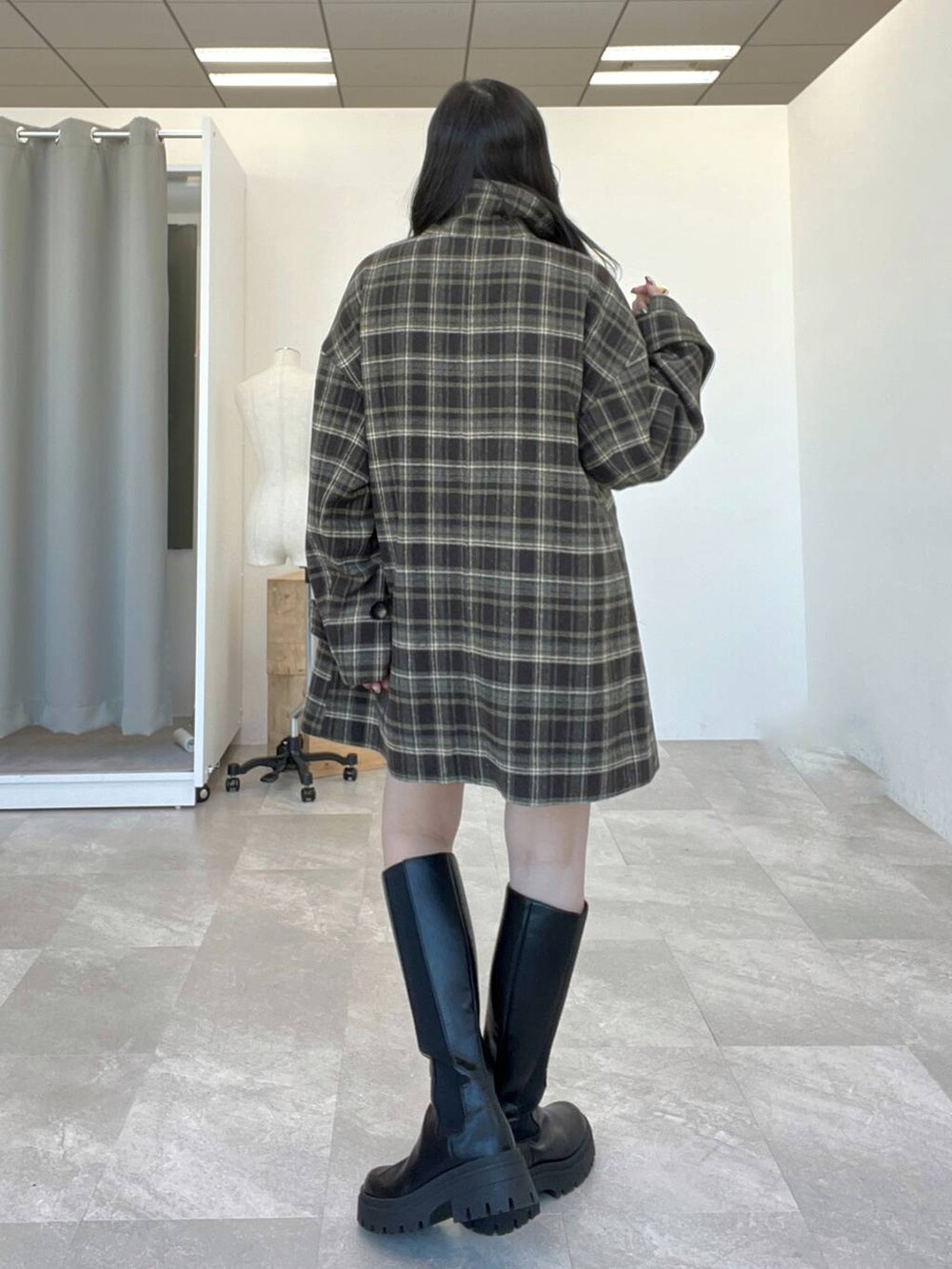 ブラック系のブーツを着用したレディースの冬コーディネートの4枚目の写真