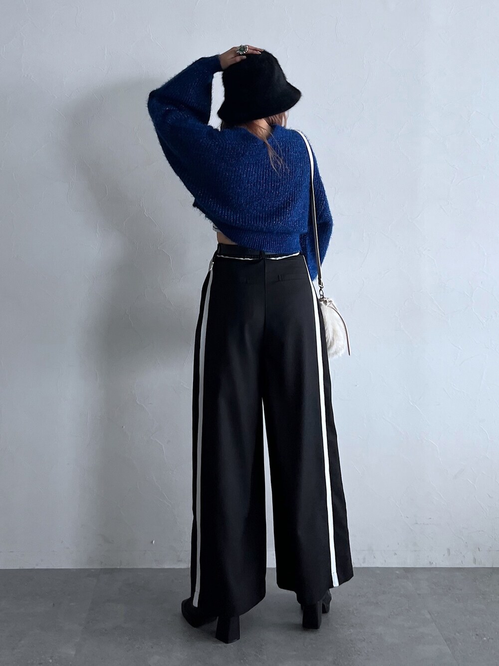 グリーン系のキャミソール、ブラック系のショルダーバッグ、ブルー系のカーディガン/ボレロを着用したレディースの夏コーディネートの3枚目の写真