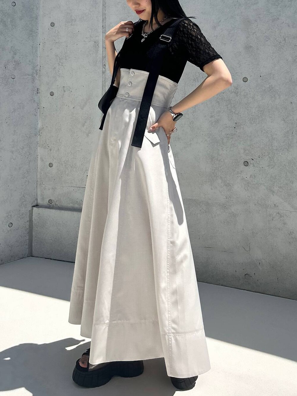 その他のスニーカー、ベージュ系のスカート、ブラック系のTシャツ/カットソーを着用したレディースの夏コーディネートの4枚目の写真