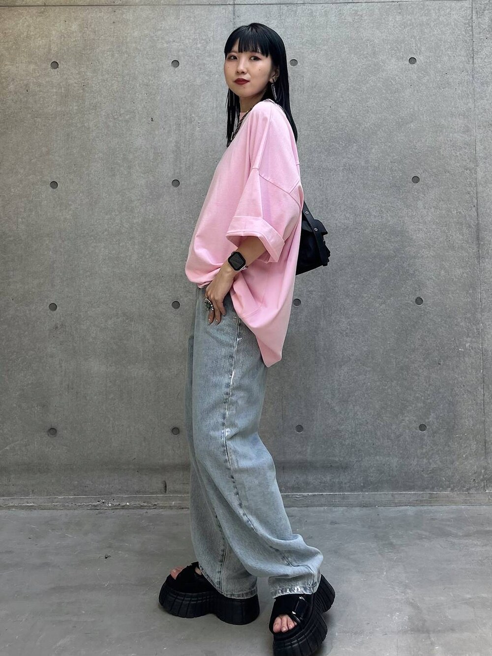 ピンク系のTシャツ/カットソー、ブルー系のデニムパンツを着用したレディースの夏コーディネートの2枚目の写真