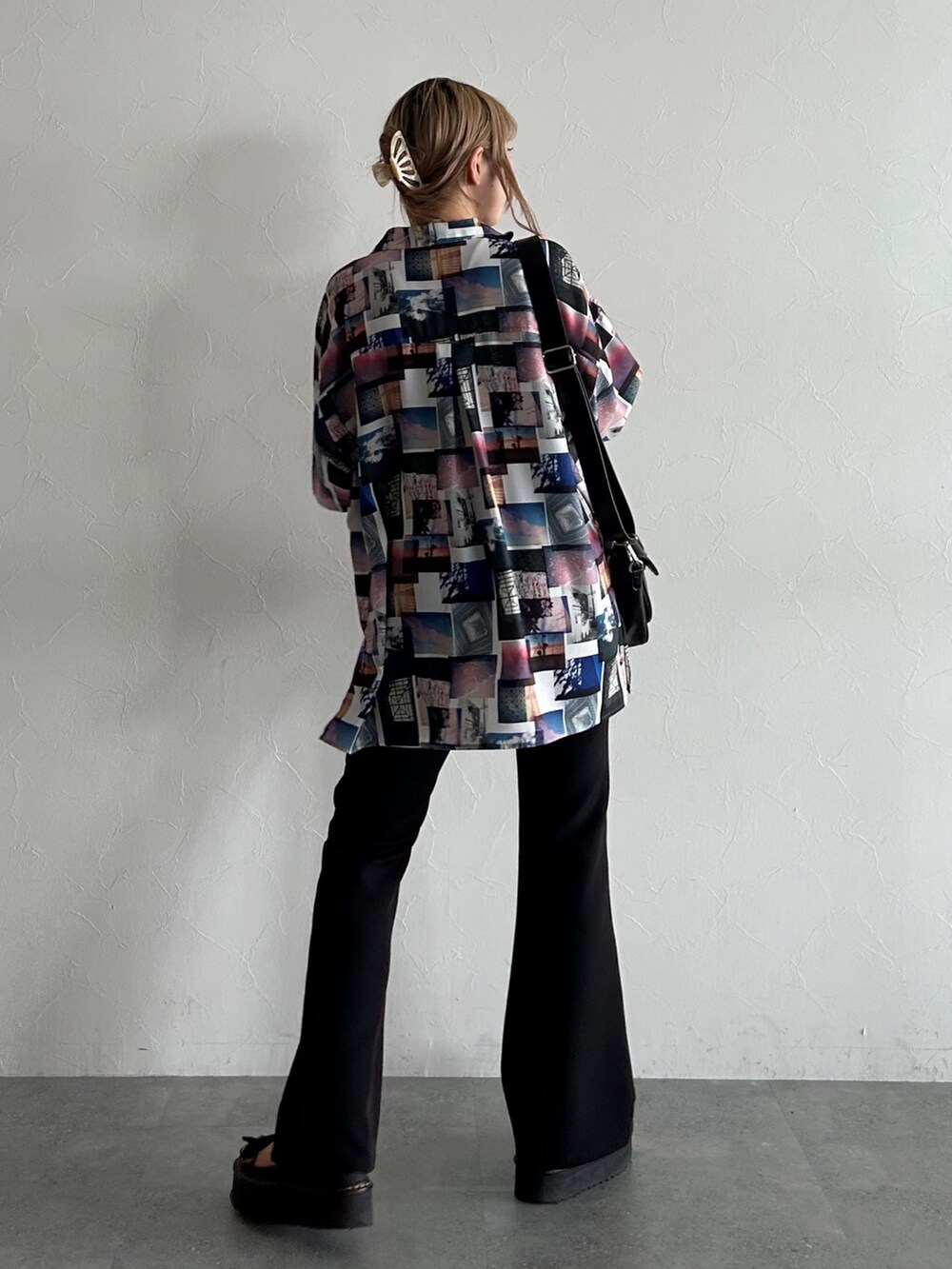 ホワイト系のシャツ/ブラウス、ブラック系のその他パンツ、ホワイト系のトップスを着用したレディースの夏コーディネートの4枚目の写真