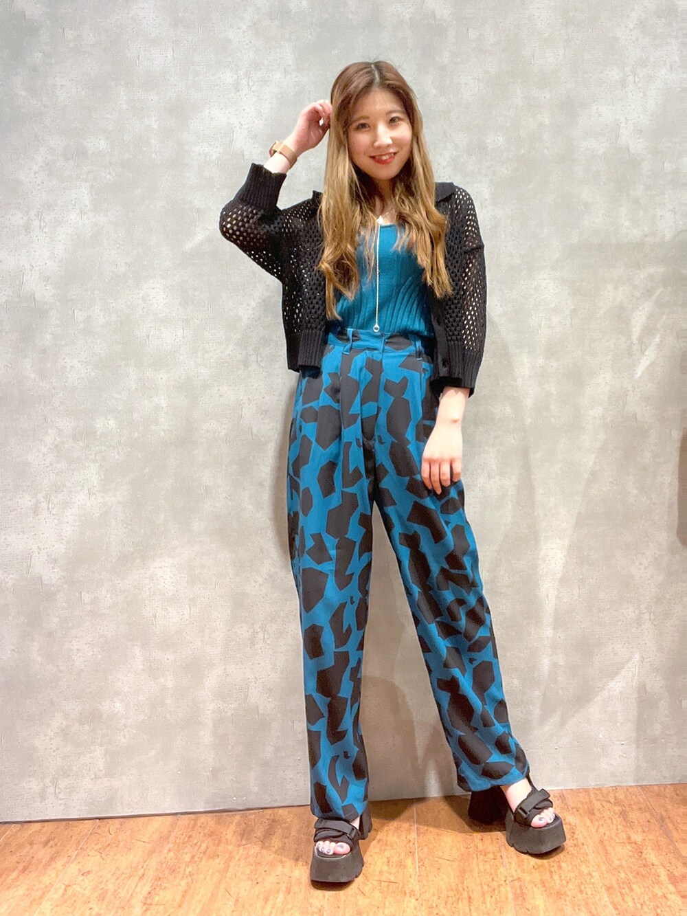 ブルー系のその他パンツ、ブラック系のサンダル、ブラック系のニット/セーターを着用したレディースの夏コーディネートの4枚目の写真