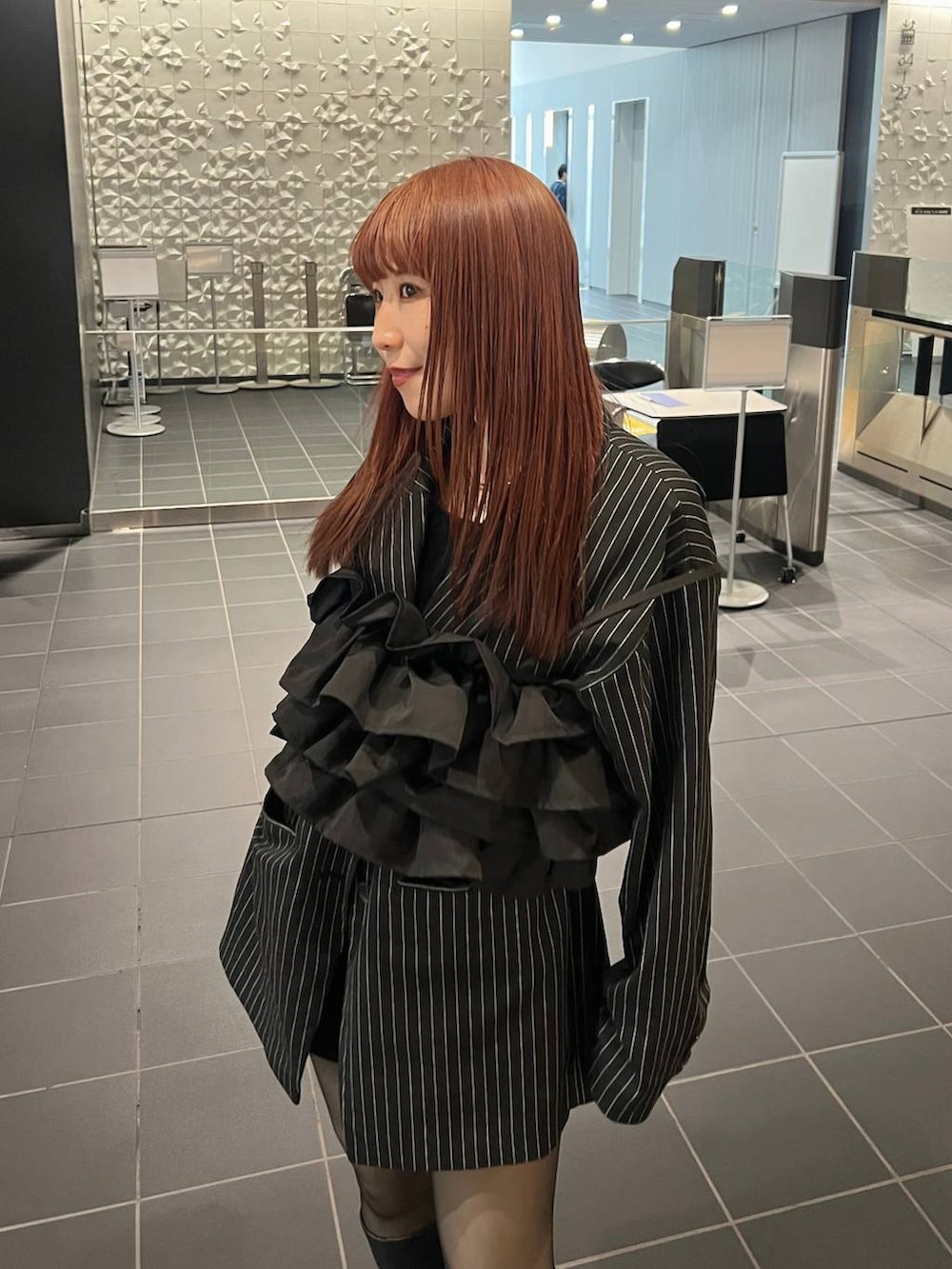 その他のテーラードジャケット、ブラック系のブーツ、ブラック系のスウェットパンツを着用したレディースの春コーディネートの4枚目の写真