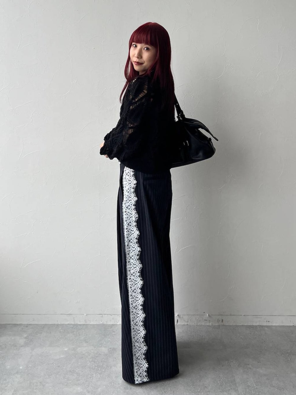 ブラック系のカーディガン/ボレロ、ブルー系のその他パンツ、ブラック系のトートバッグを着用したレディースの春コーディネートの5枚目の写真