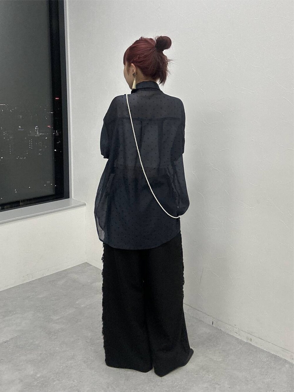 ブルー系のシャツ/ブラウス、ブラック系のスラックス、ブラック系のサンダルを着用したレディースの夏コーディネートの5枚目の写真