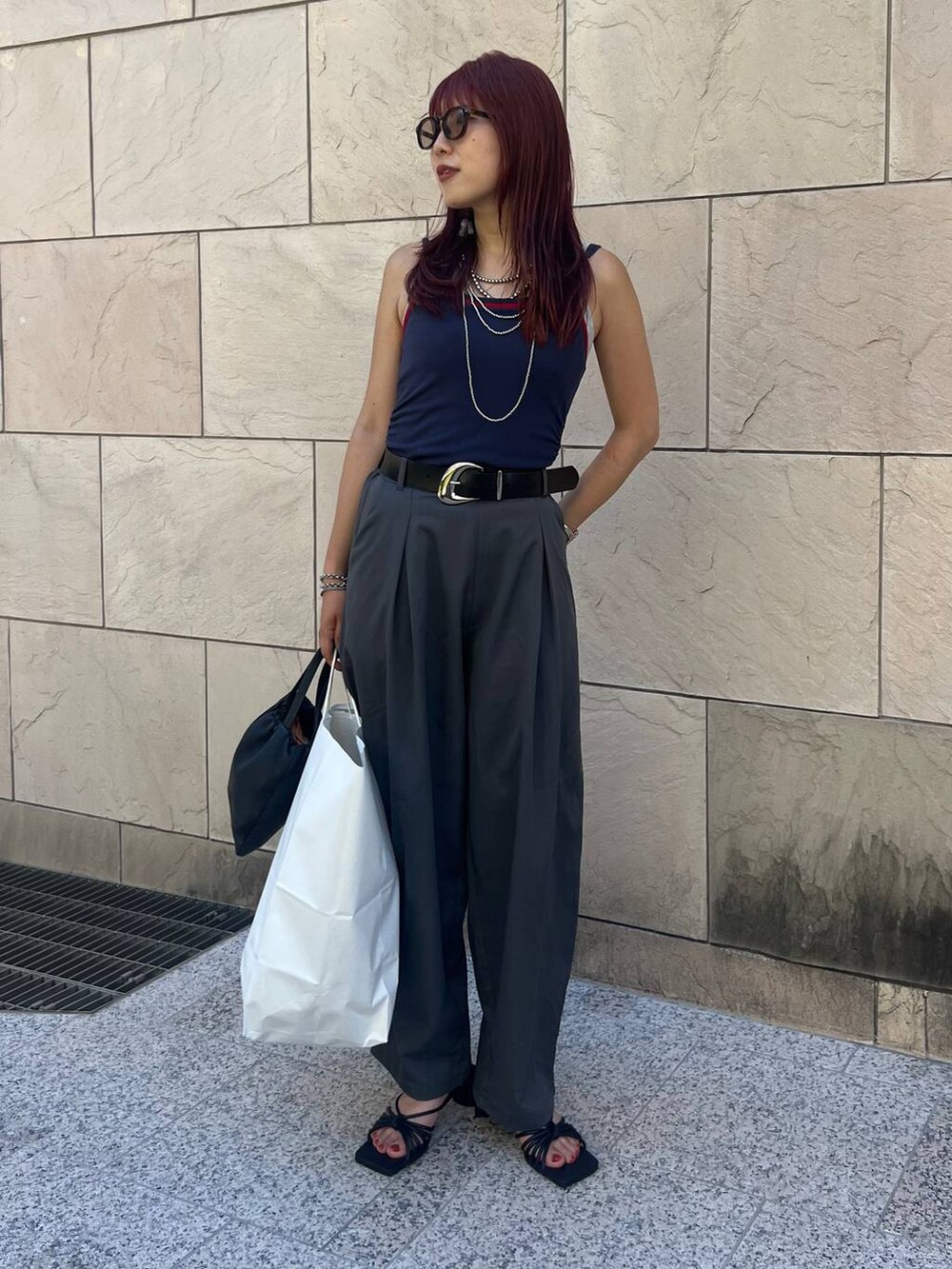 グレー系のその他パンツ、ブラック系のベルトを着用したレディースの秋コーディネートの2枚目の写真