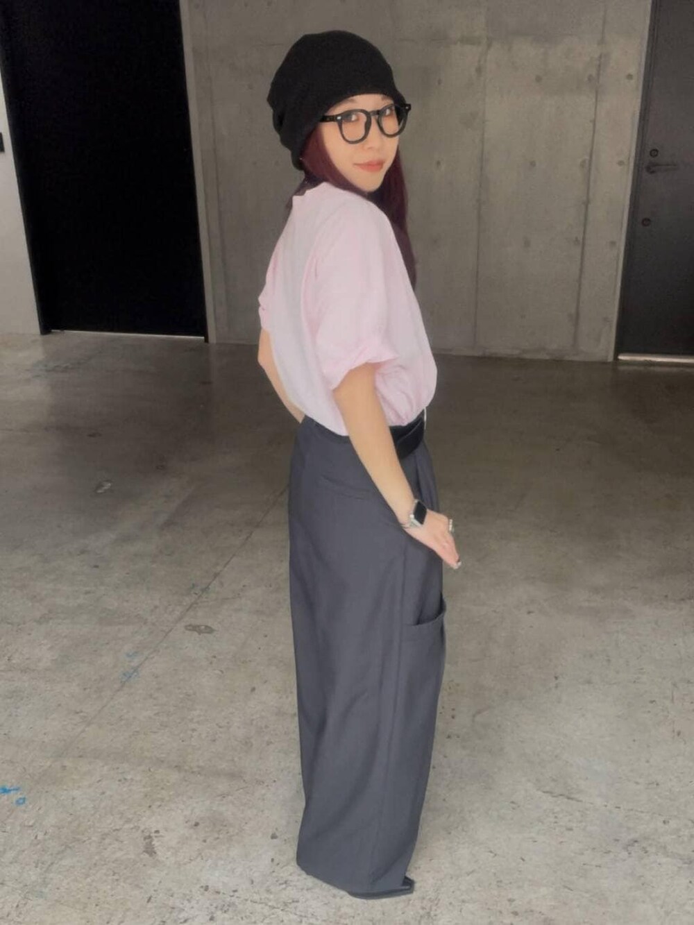 ブラック系のサンダル、グレー系のその他パンツ、ブラック系のベルトを着用したレディースの冬コーディネートの2枚目の写真