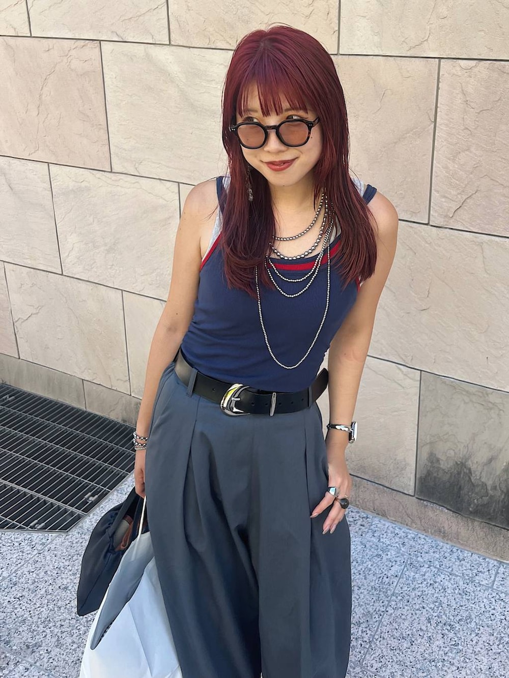 グレー系のその他パンツ、ブラック系のベルトを着用したレディースの秋コーディネートの5枚目の写真