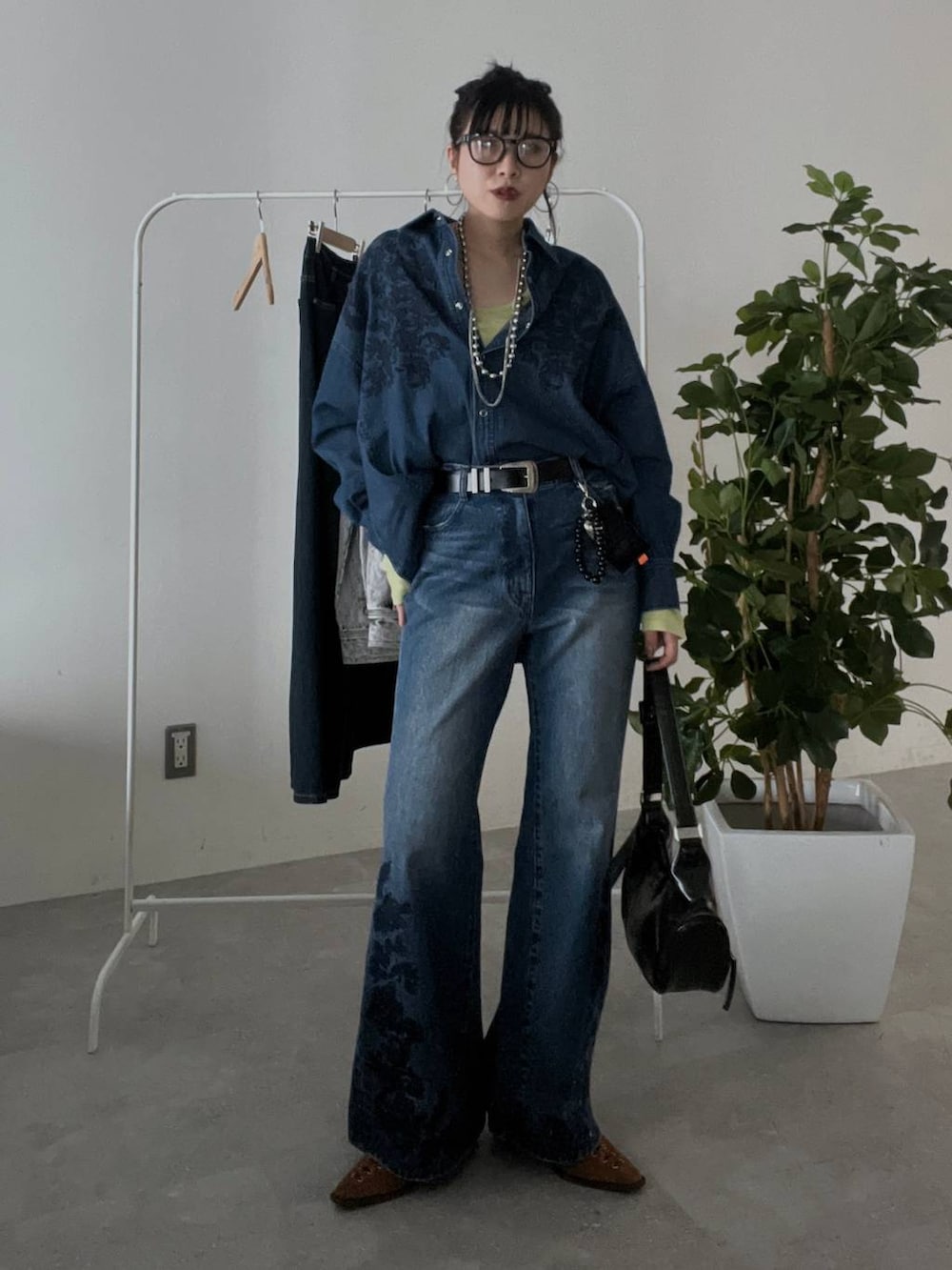 ブラウン系のパンプス、ブルー系のデニムパンツ、イエロー系のTシャツ/カットソーを着用したレディースの春コーディネートの2枚目の写真