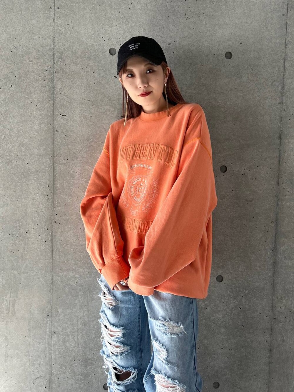 「PAGEBOY、PBLIM、骨格ウェーブ_PAGEBOY、スウェット、キャップ、デニムパンツ、モード、着痩せ・細見え、ワントーン、春コーデ、夏コーデ、ブランドミックス、差し色コーデ、高見え、ネックレス」｜「PAGEBOYのクラシックジーンズ2（デニムパンツ、ブルー系）」を使った、migeruさん（レディース・160cm）の春コーディネートの3枚目の写真