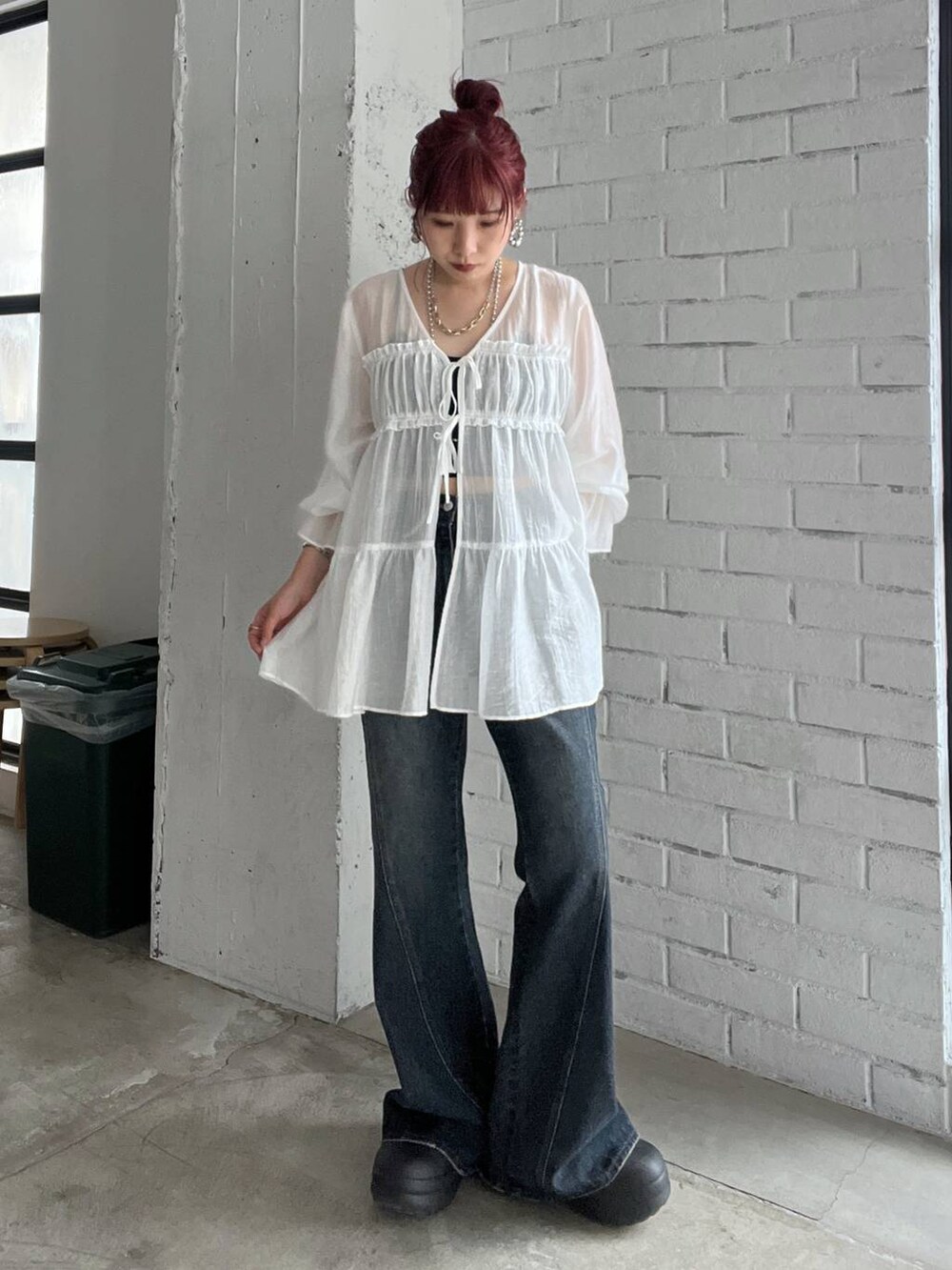 ブルー系のデニムパンツ、ホワイト系のシャツ/ブラウス、ベージュ系のネックレスを着用したレディースの夏コーディネートの2枚目の写真