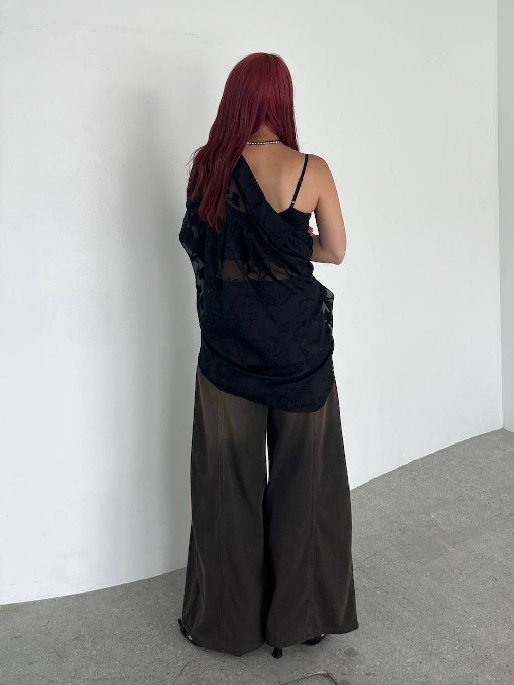 ブラウン系のデニムパンツ、ブラック系のシャツ/ブラウス、ブラック系のキャミソールを着用したレディースの夏コーディネートの4枚目の写真
