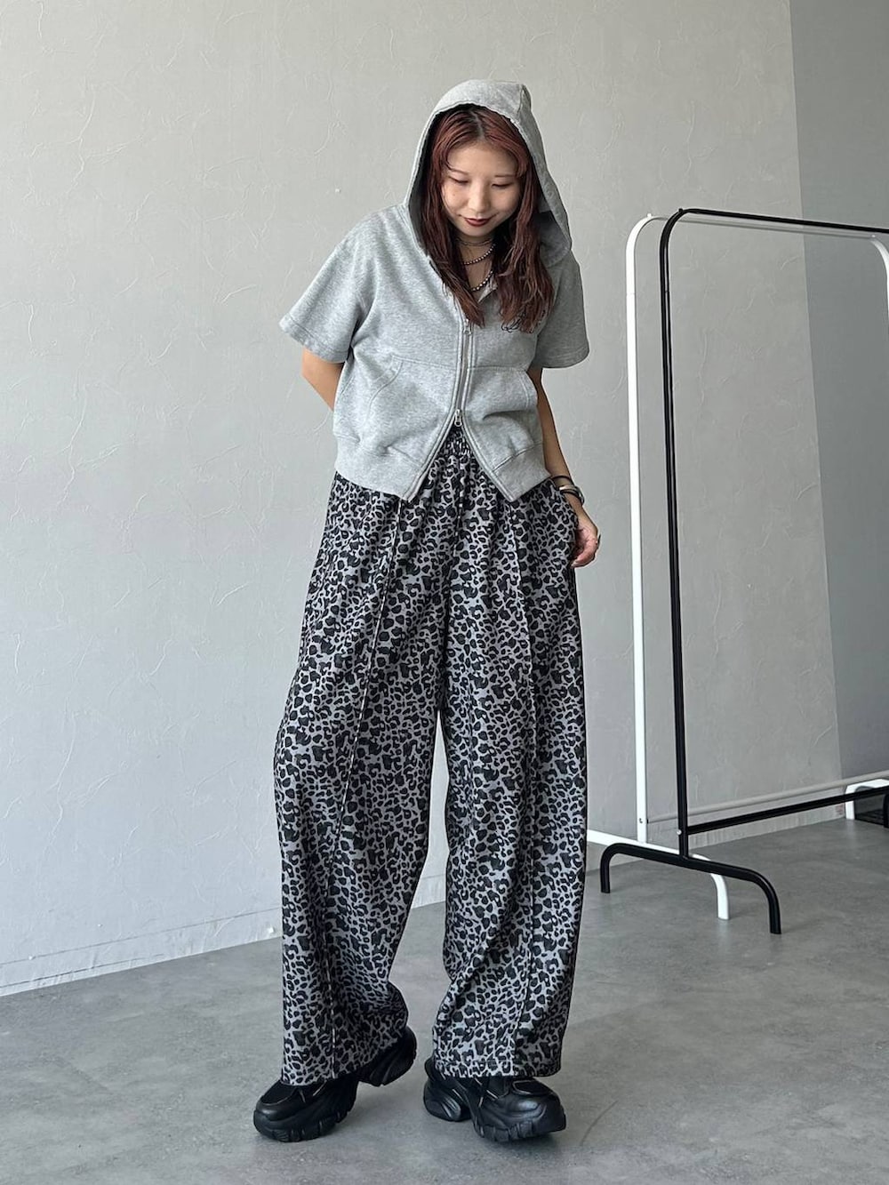 ブラック系のブーツ、その他のその他パンツ、グレー系のパーカーを着用したレディースの秋コーディネートの3枚目の写真