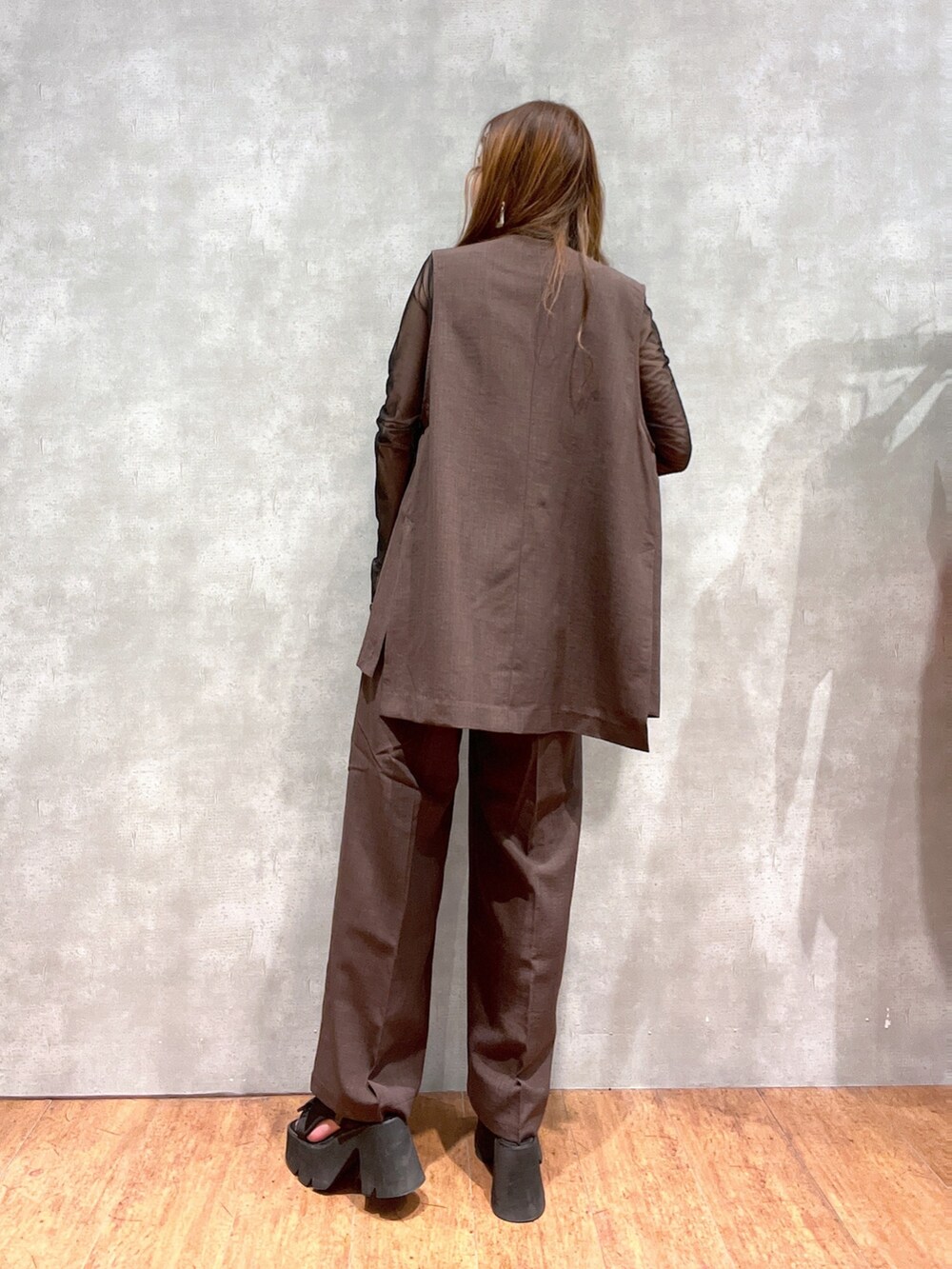 ブラック系のサンダル、ブラック系のその他トップス、ブラック系のTシャツ/カットソーを着用したレディースの春コーディネートの4枚目の写真