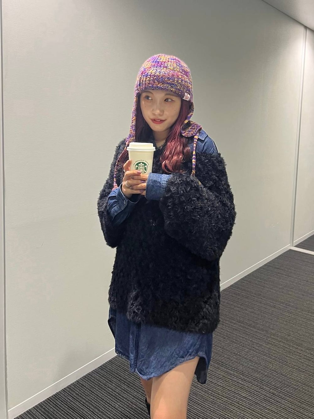 ブルー系のシャツ/ブラウス、ブラック系のブーツ、ブラック系のニット/セーターを着用したレディースの冬コーディネートの5枚目の写真