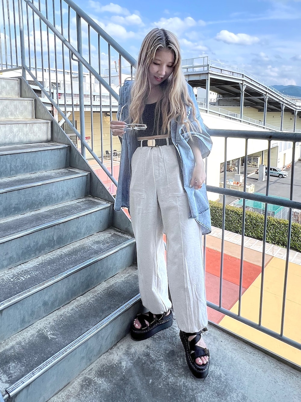 ホワイト系のスウェットパンツ、ブラック系のその他トップス、ブルー系のシャツ/ブラウスを着用したレディースの夏コーディネートの2枚目の写真