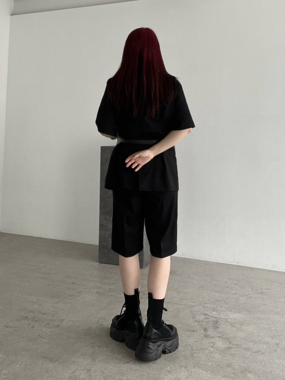 ブラック系のブーツ、ブラック系のその他パンツ、ブラック系のテーラードジャケットを着用したレディースの春コーディネートの5枚目の写真