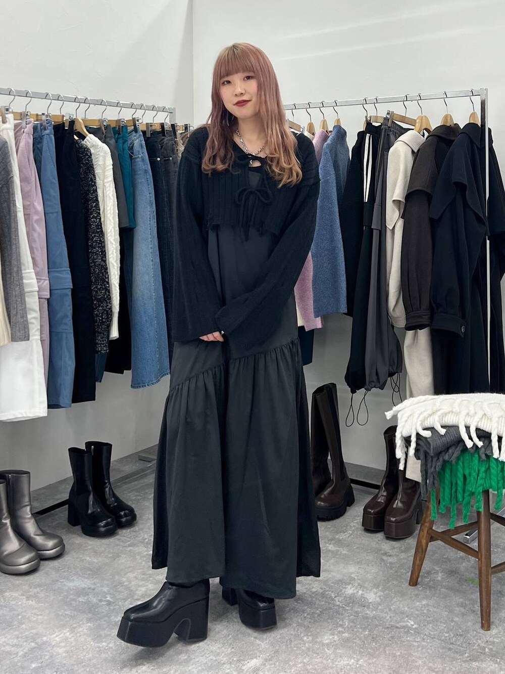 ブラック系のブーツ、ブラック系のワンピース、シルバー系のネックレスを着用したレディースの冬コーディネートの3枚目の写真