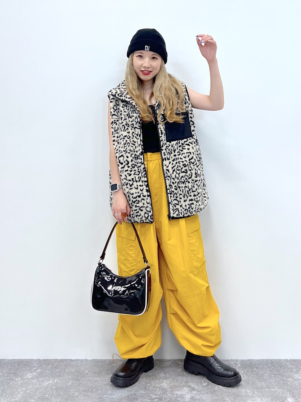 その他のベスト、ブラック系のトップス、イエロー系のパンツを着用したレディースの夏コーディネートの2枚目の写真