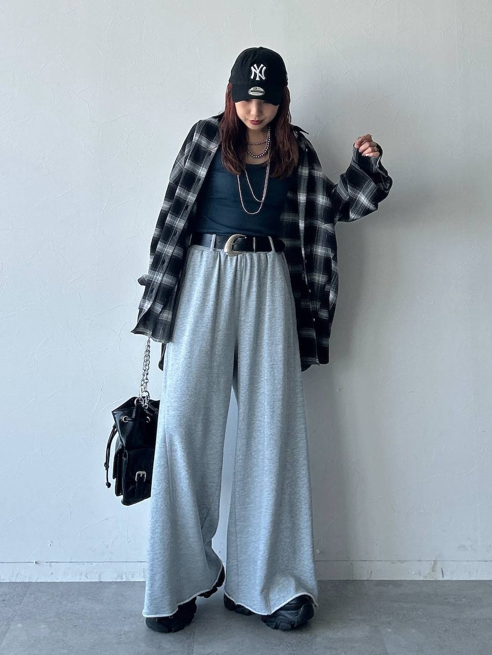 「骨格ウェーブ_PAGEBOY、ブランドミックス、差し色コーデ、PAGEBOY、モード、着痩せ・細見え、ワントーン、高見え、カジュアルコーデ、春夏コーデ、秋コーデ、秋冬新作、秋服準備はじめました、秋ネイル、シャツ」|「PAGEBOYのレースアップソックスブーツ(ブーツ、ブラック系)」を使った、migeruさん(レディース・160cm)の秋コーディネートの2枚目の写真