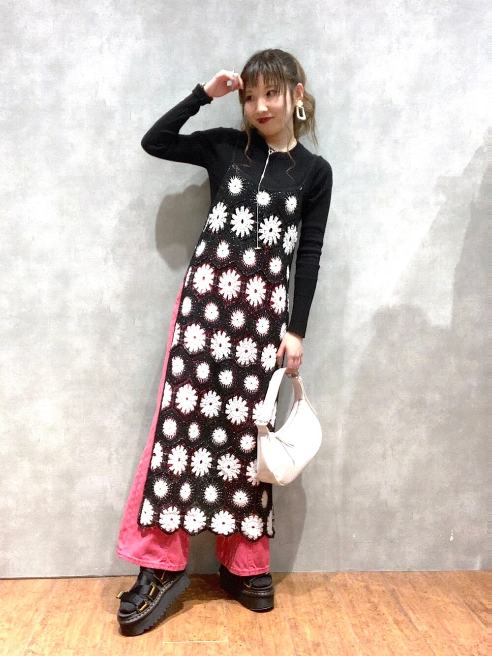 ホワイト系のショルダーバッグ、ブラック系のその他シューズ、ピンク系のデニムパンツを着用したレディースの春コーディネートの3枚目の写真