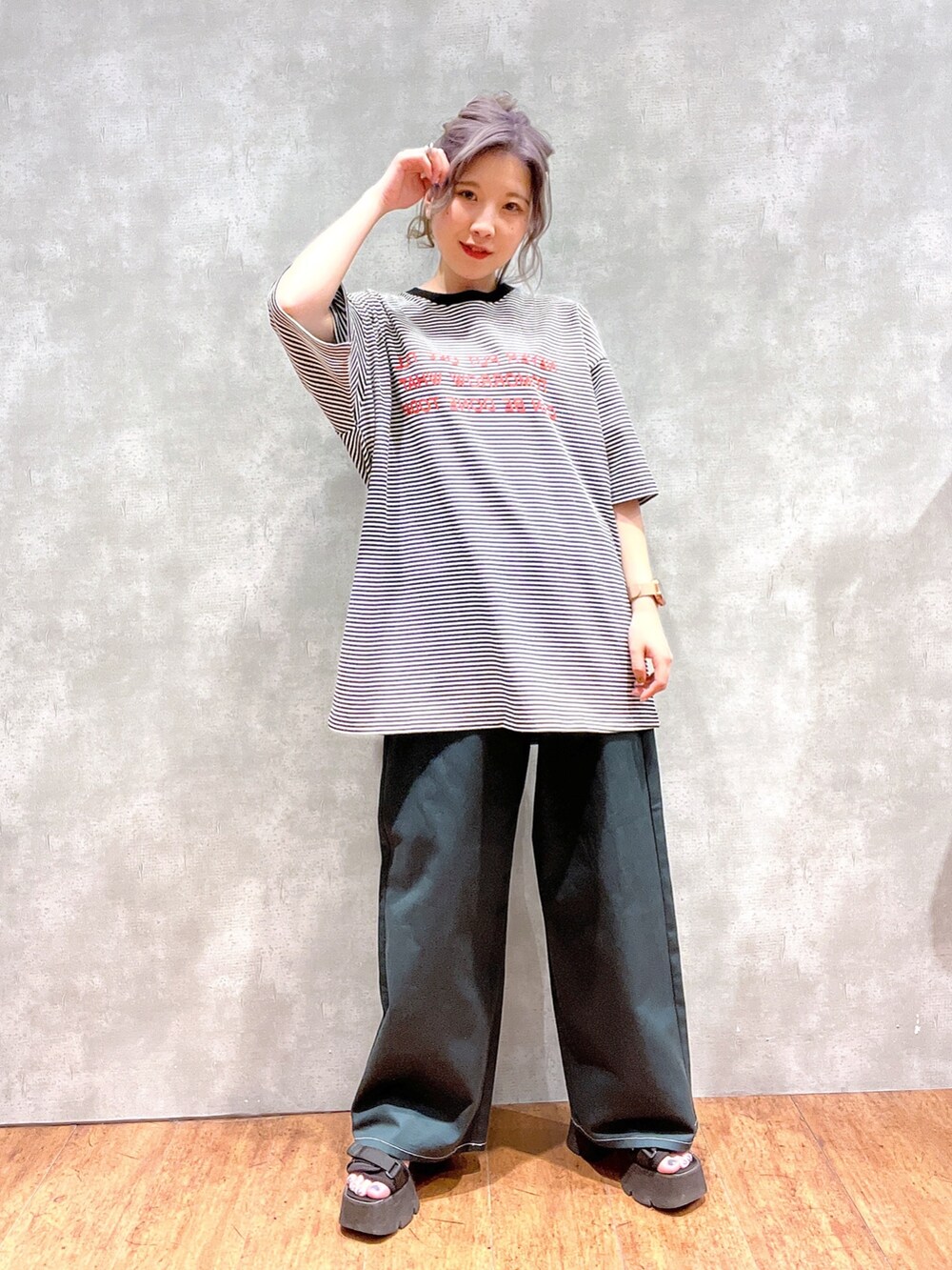 ホワイト系のTシャツ/カットソー、オレンジ系のパンツ、ブラック系のサンダルを着用したレディースの夏コーディネートの2枚目の写真