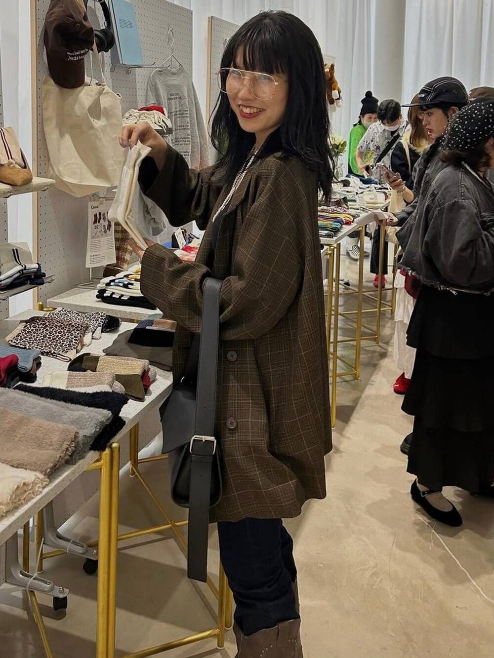 その他のテーラードジャケットを着用したレディースの秋コーディネートの3枚目の写真