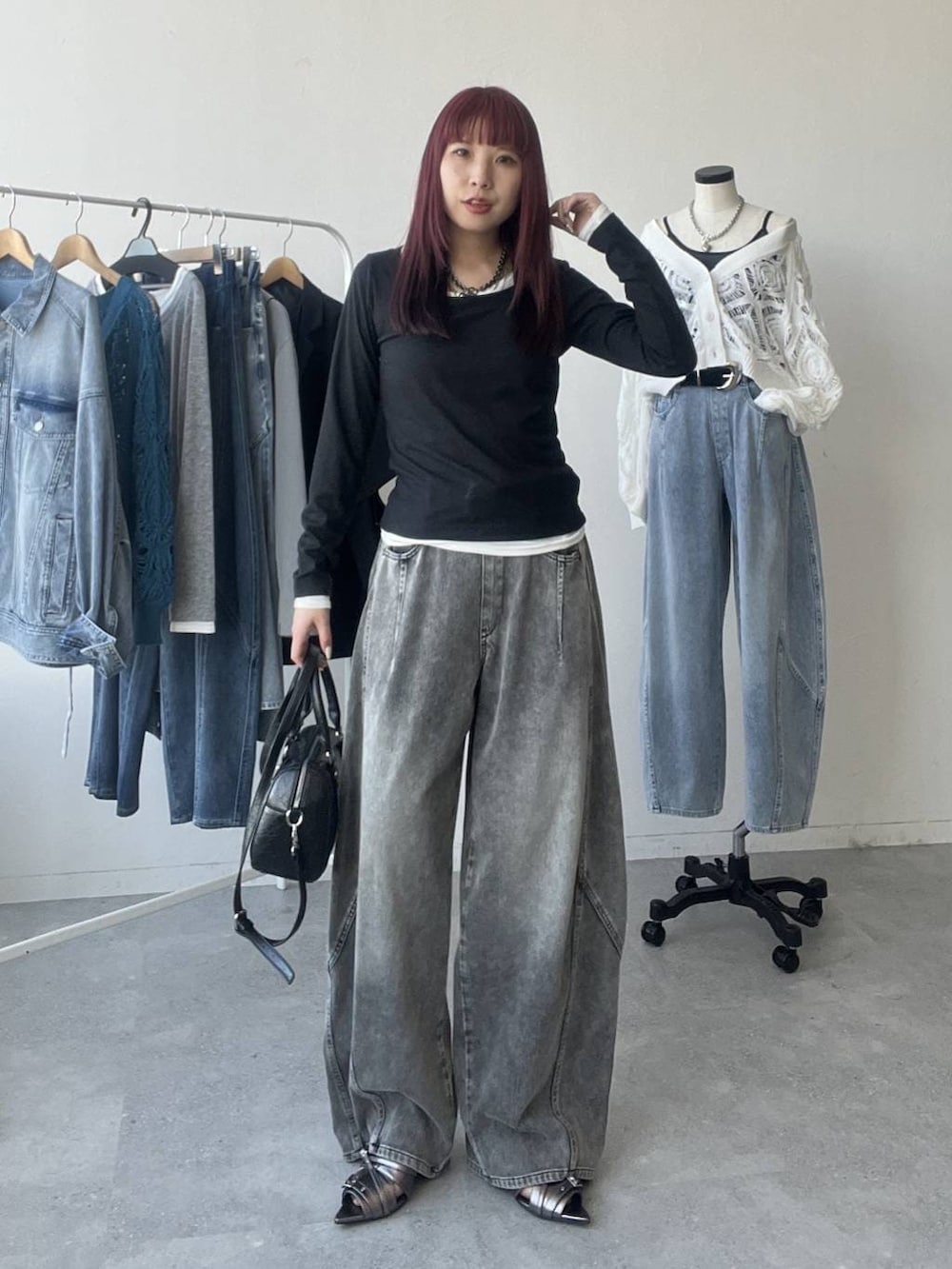 ブラック系のボストンバッグ、ブラック系のデニムパンツ、ブラック系のTシャツ/カットソーを着用したレディースの春コーディネートの2枚目の写真