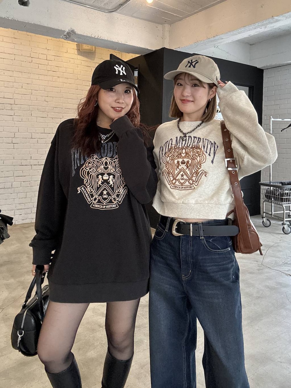 ブラック系のブーツ、グレー系のスウェット、ブラック系のボストンバッグを着用したレディースの冬コーディネートの2枚目の写真