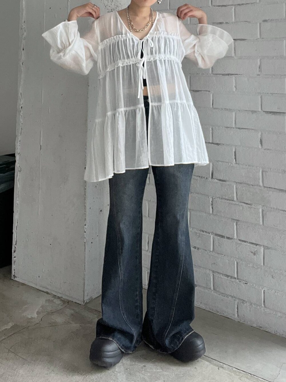 ブルー系のデニムパンツ、ホワイト系のシャツ/ブラウス、ベージュ系のネックレスを着用したレディースの夏コーディネートの5枚目の写真