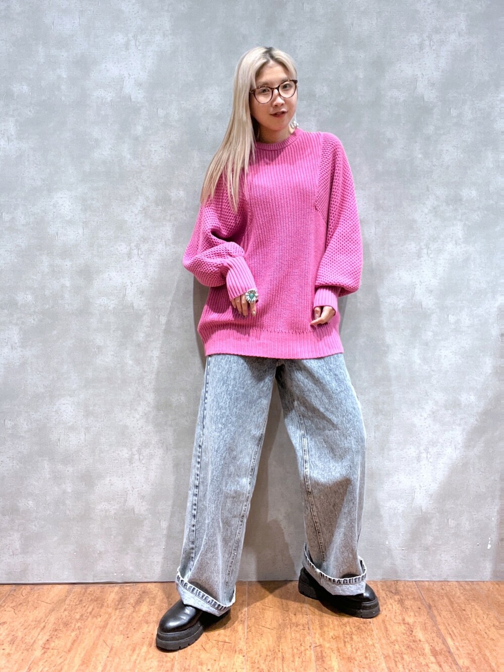 ピンク系のニット/セーター、ブルー系のデニムパンツ、シルバー系のアクセサリーを着用したレディースの冬コーディネートの2枚目の写真