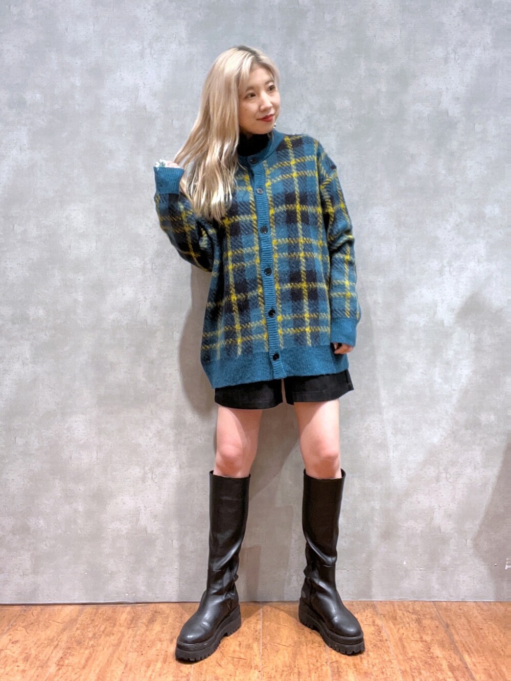 ブルー系のカーディガン/ボレロ、ブラック系のトップス、ブラック系のパンツを着用したレディースの冬コーディネートの2枚目の写真