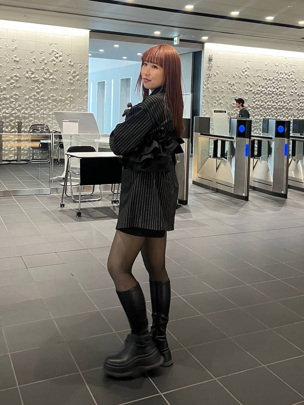 その他のテーラードジャケット、ブラック系のブーツ、ブラック系のスウェットパンツを着用したレディースの春コーディネートの2枚目の写真