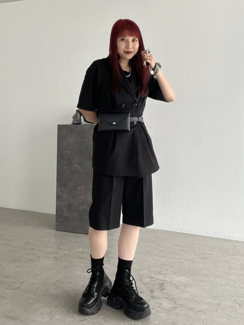 ブラック系のブーツ、ブラック系のその他パンツ、ブラック系のテーラードジャケットを着用したレディースの春コーディネートの2枚目の写真