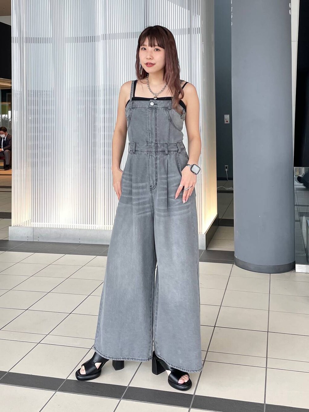 ブラック系のサンダル、ブラック系のキャミソール、ブラック系のサロペット/オーバーオールを着用したレディースの春コーディネートの2枚目の写真