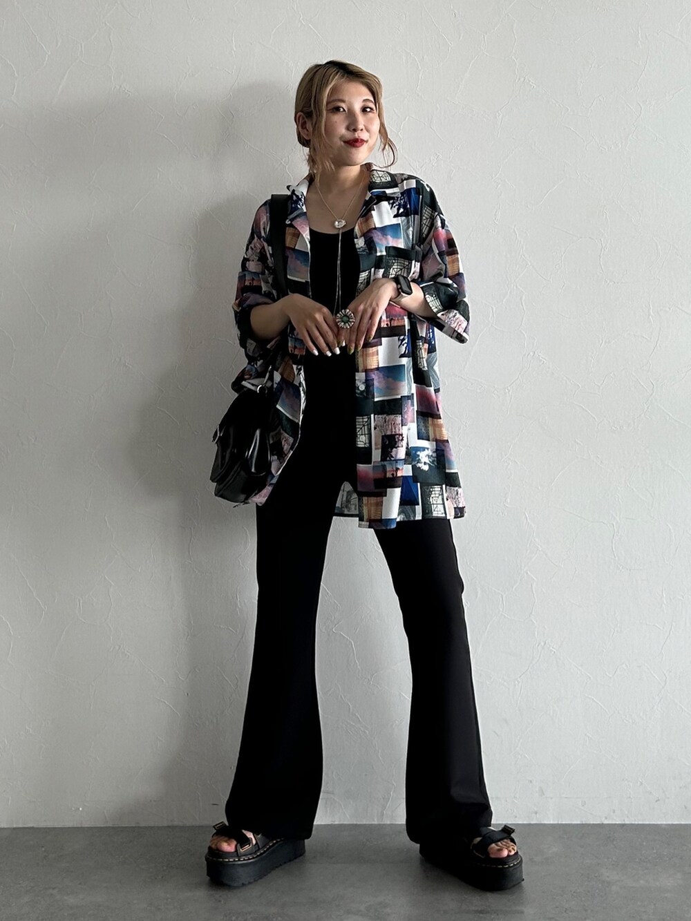 ホワイト系のシャツ/ブラウス、ブラック系のその他パンツ、ホワイト系のトップスを着用したレディースの夏コーディネートの2枚目の写真