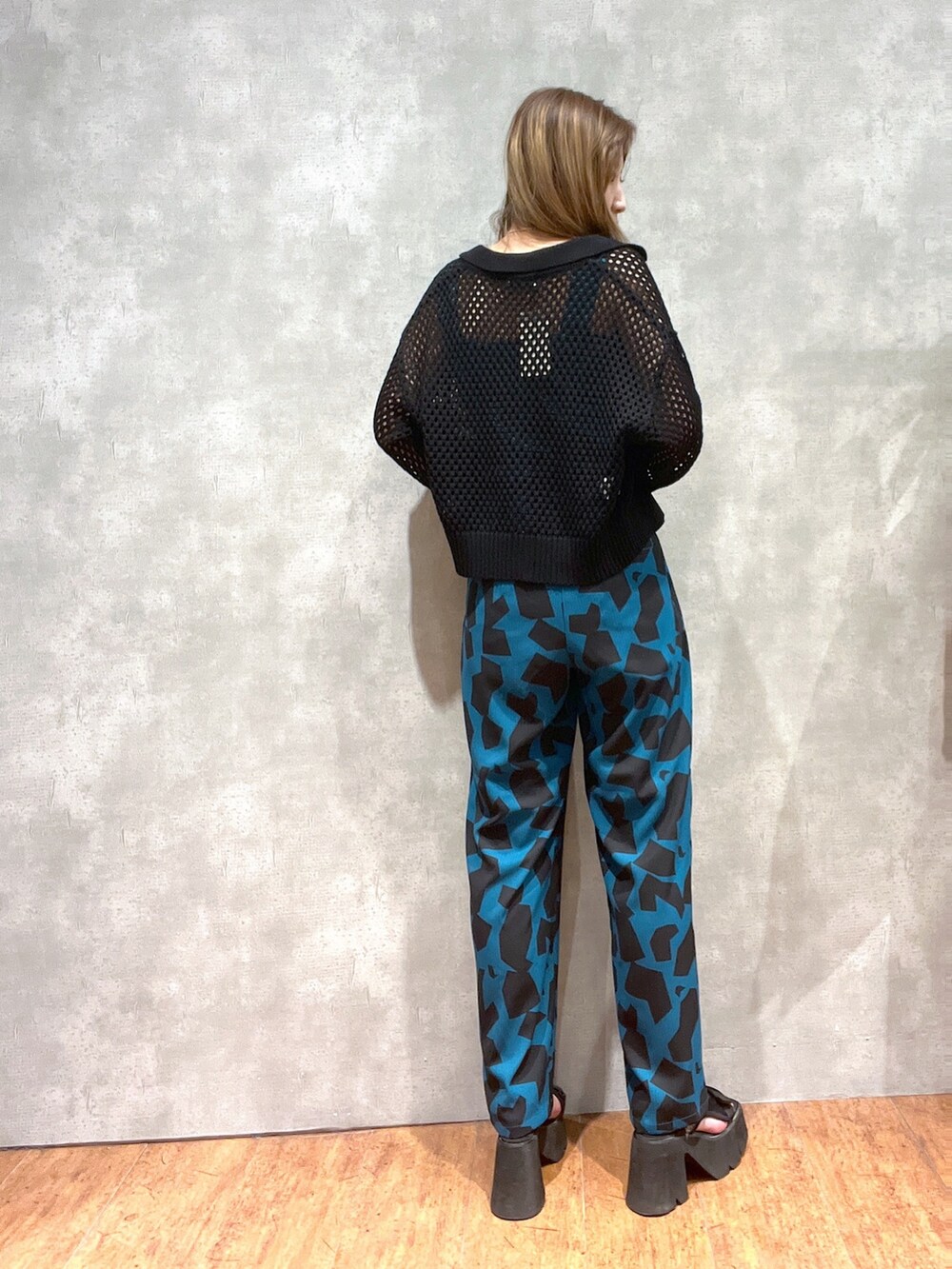 ブルー系のその他パンツ、ブラック系のサンダル、ブラック系のニット/セーターを着用したレディースの夏コーディネートの5枚目の写真