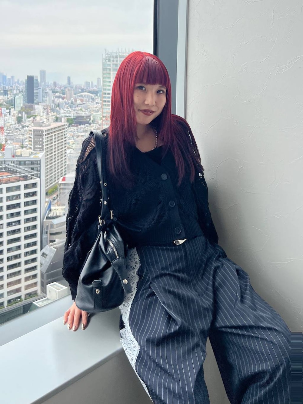 ブラック系のカーディガン/ボレロ、ブルー系のその他パンツ、ブラック系のトートバッグを着用したレディースの春コーディネートの3枚目の写真