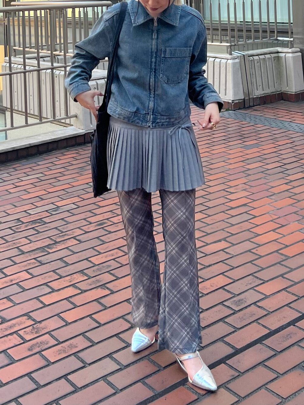 グリーン系のその他パンツ、グレー系のスカートを着用したレディースの秋コーディネートの5枚目の写真