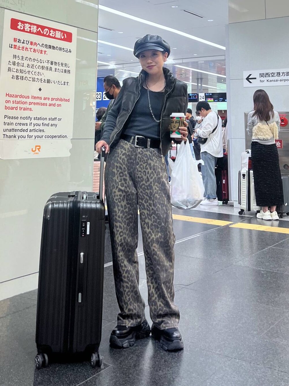 「モード、着痩せ・細見え、ワントーン、夏コーデ、冬コーデ、ブランドミックス、差し色コーデ、高見え、PAGEBOY、骨格ウェーブ_PAGEBOY、カジュアルコーデ、JEANASIS、秋コーデ、秋冬新作」｜「JEANASISのヴィンテージフェイクレザ－キャスケット/135288（キャスケット、ブラック系）」を使った、migeruさん（レディース・160cm）の秋コーディネートの2枚目の写真