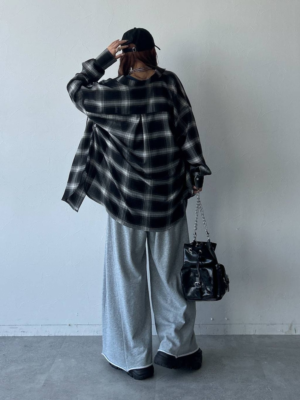 「骨格ウェーブ_PAGEBOY、ブランドミックス、差し色コーデ、PAGEBOY、モード、着痩せ・細見え、ワントーン、高見え、カジュアルコーデ、春夏コーデ、秋コーデ、秋冬新作、秋服準備はじめました、秋ネイル、シャツ」|「PAGEBOYのレースアップソックスブーツ(ブーツ、ブラック系)」を使った、migeruさん(レディース・160cm)の秋コーディネートの3枚目の写真