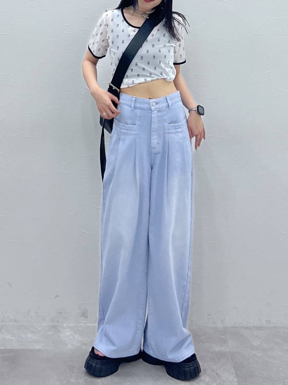 ブラック系のスニーカー、ブルー系のデニムパンツ、ホワイト系のTシャツ/カットソーを着用したレディースの夏コーディネートの5枚目の写真