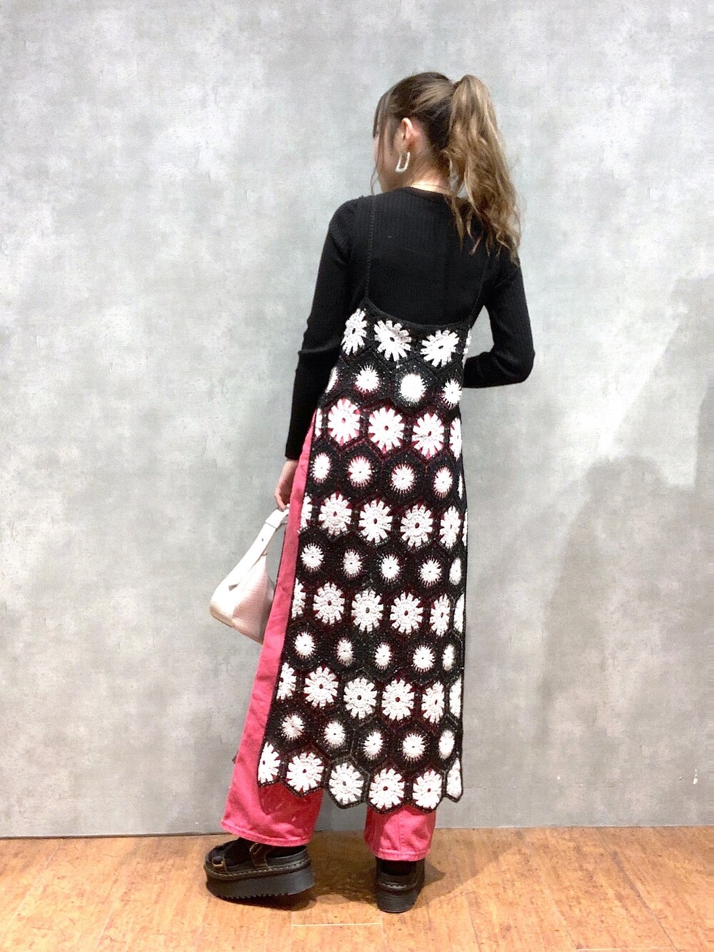 ホワイト系のショルダーバッグ、ブラック系のその他シューズ、ピンク系のデニムパンツを着用したレディースの春コーディネートの2枚目の写真