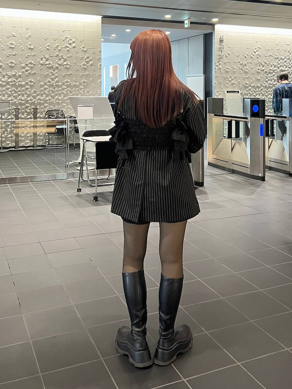 その他のテーラードジャケット、ブラック系のブーツ、ブラック系のスウェットパンツを着用したレディースの春コーディネートの3枚目の写真