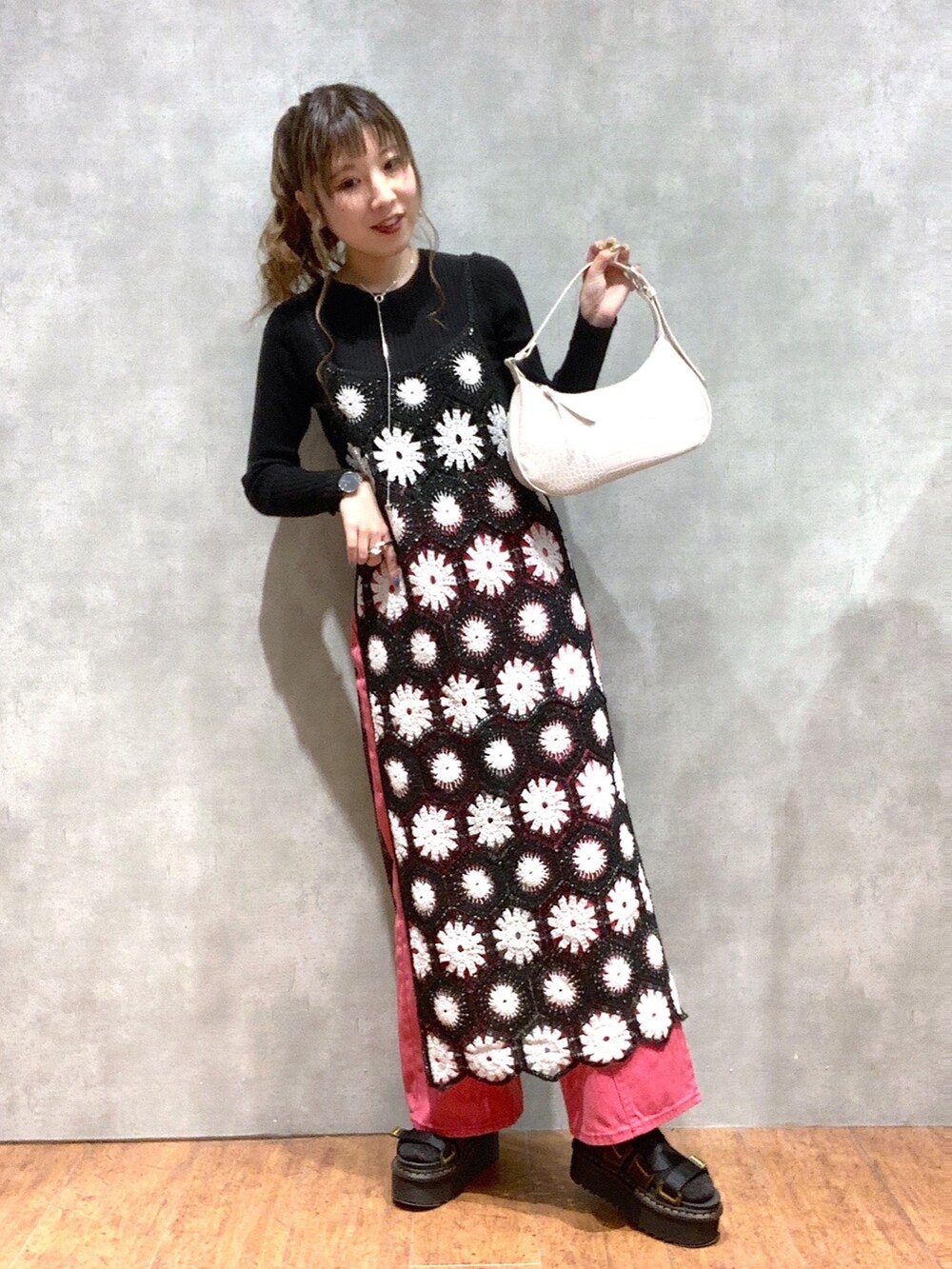 ホワイト系のショルダーバッグ、ブラック系のその他シューズ、ピンク系のデニムパンツを着用したレディースの春コーディネートの5枚目の写真