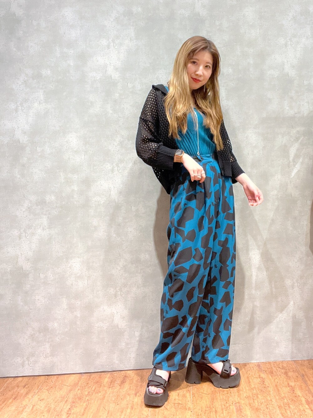 ブルー系のその他パンツ、ブラック系のサンダル、ブラック系のニット/セーターを着用したレディースの夏コーディネートの2枚目の写真