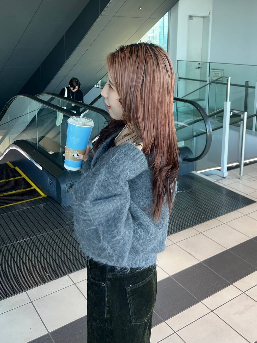 グリーン系のデニムパンツを着用したレディースの冬コーディネートの3枚目の写真